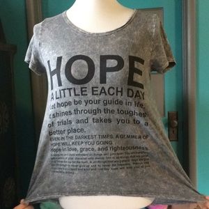 ❤️ Grey stone washed shirt w/ positive quote med